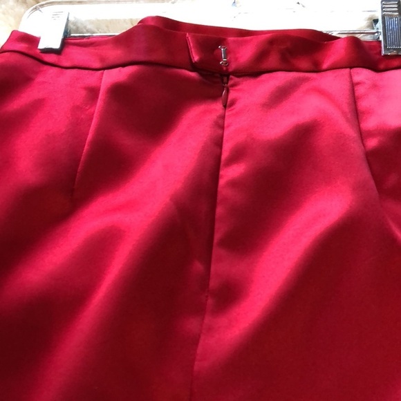 Beautiful true red satin full length skirt - Picture 3 of 7